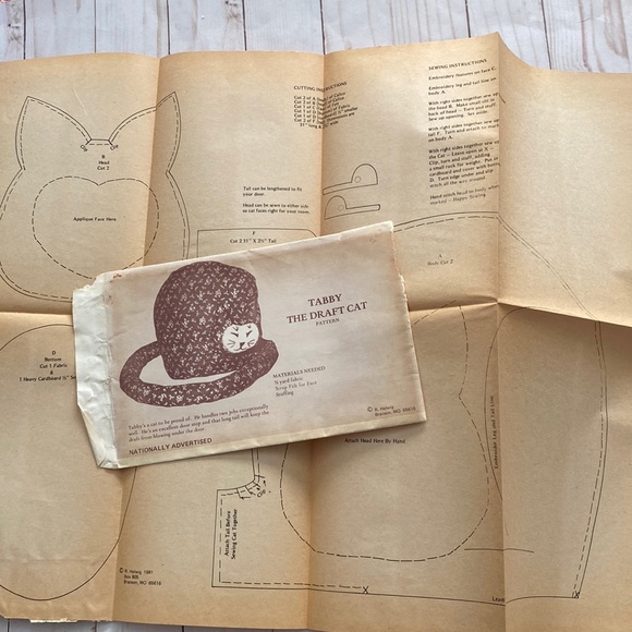 1980s Tabby the draft cat pattern and doorstop nostalgic sewing pattern Helwig - Picture 3 of 5